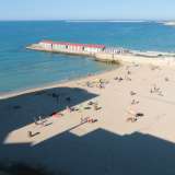 Ammiriamo la spiaggia dall�alto usufruendo della generosit� di una signora che ci fa salire sul terrazzo della propria casa che affaccia sull�arenile